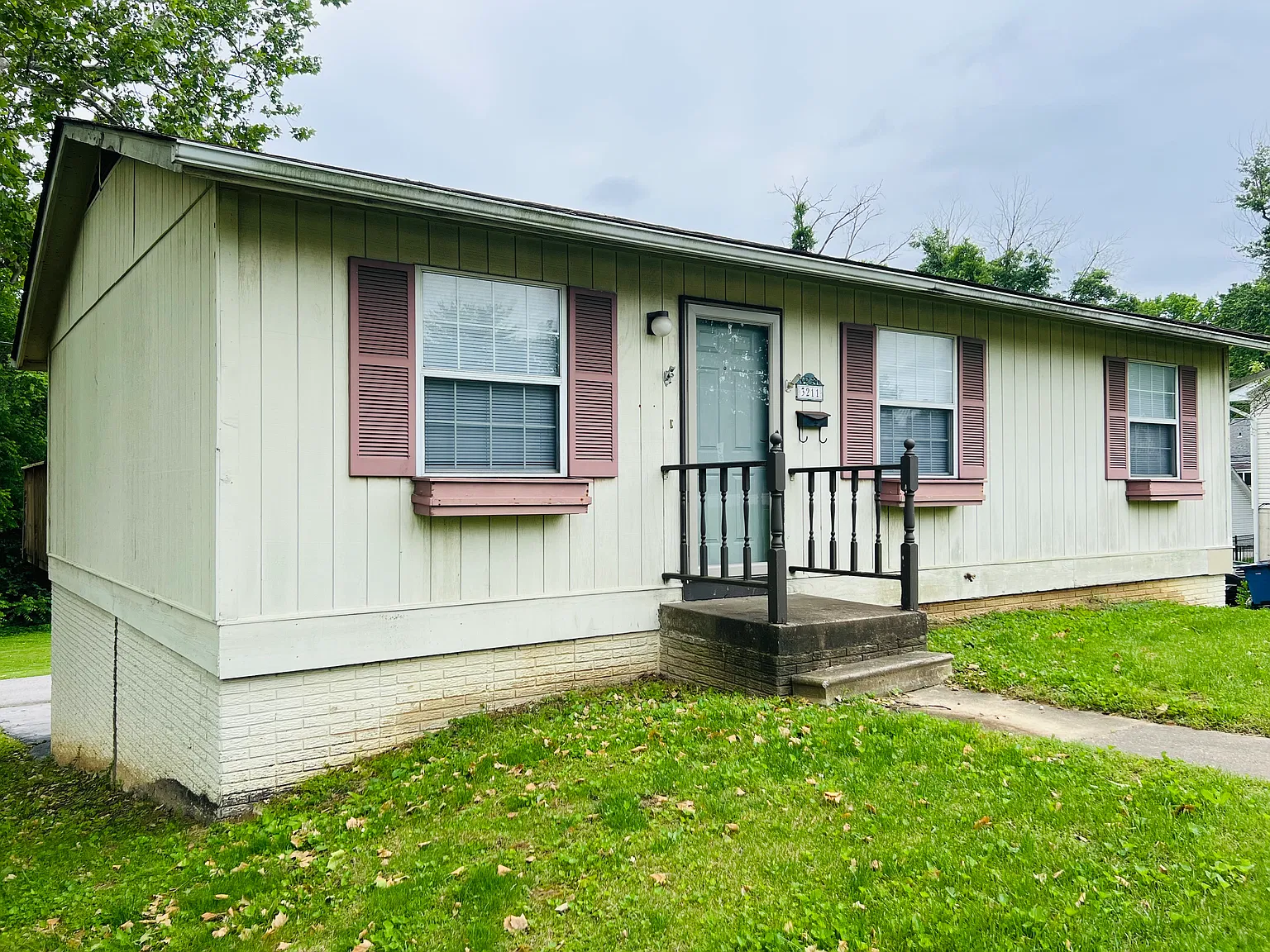 3 bed, 1.5 bath, 1100 sqft, $1,300 — Photo 1