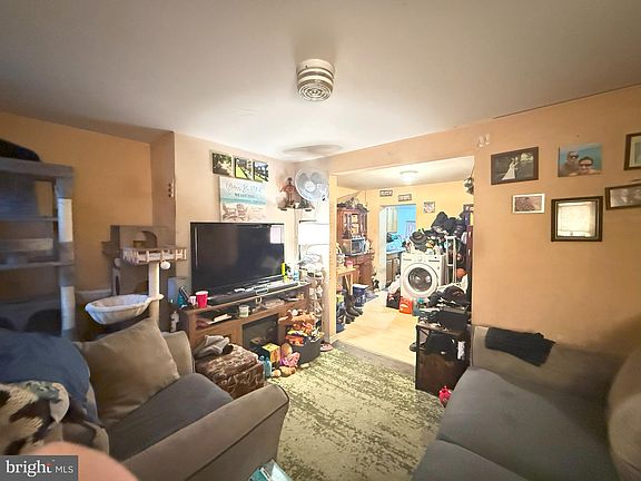 4th image of 238 Wood St