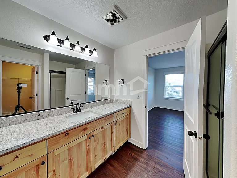 1027 E 16th St — Photo 11