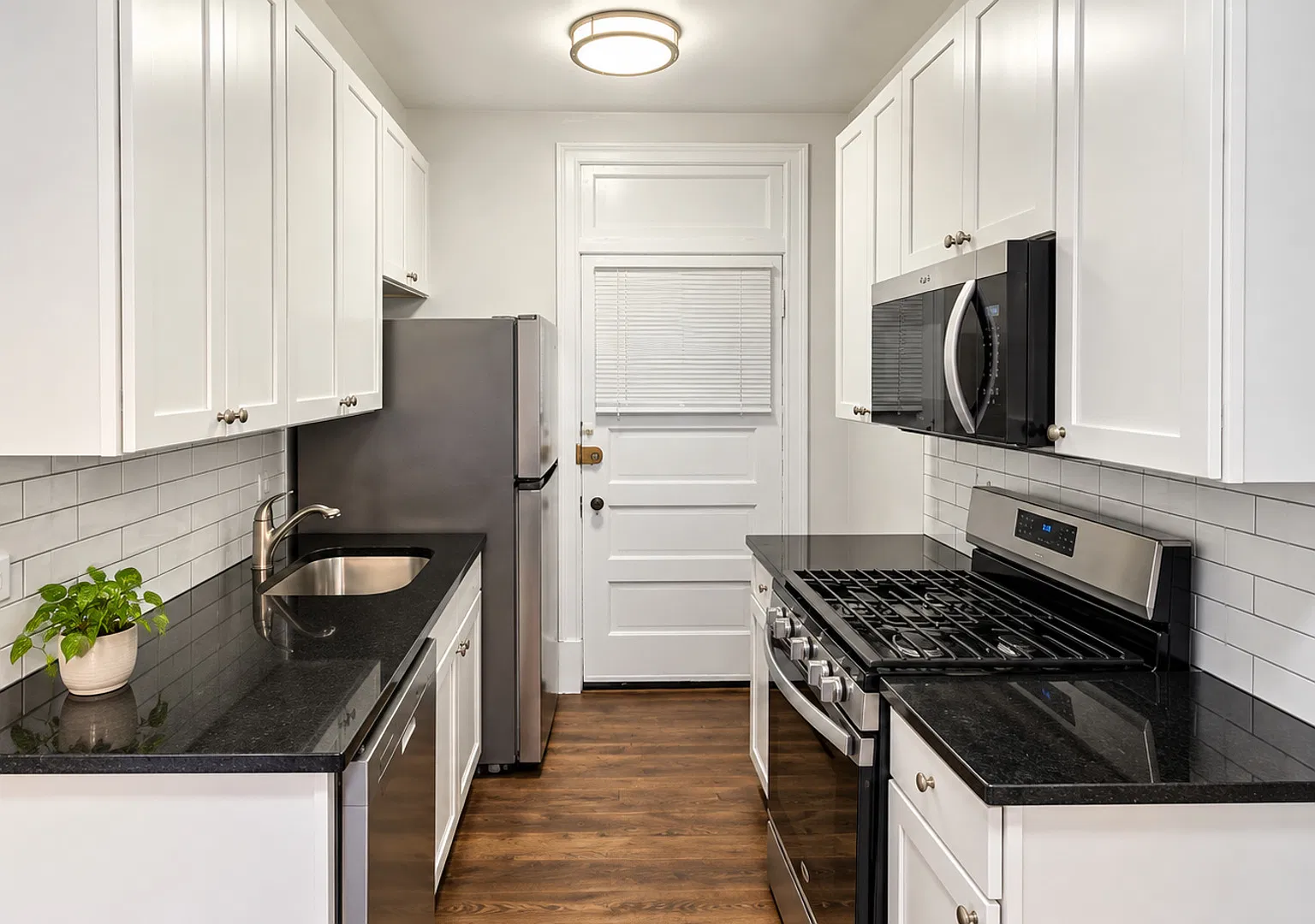 1 bed, 800 sqft, $2,400 — Photo 4
