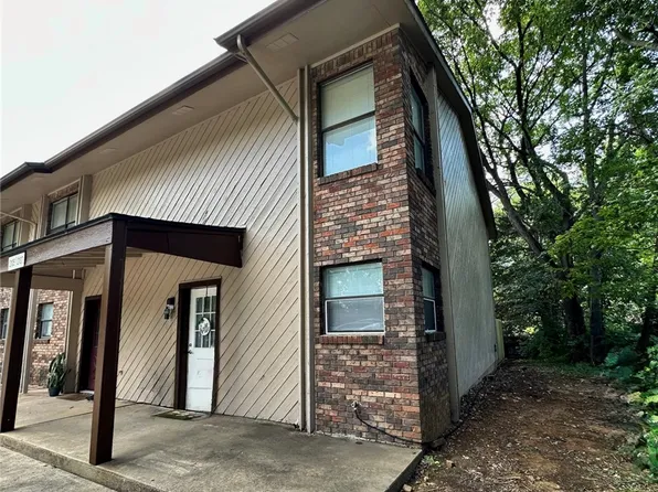 2107 N East Oaks Dr, Fayetteville, AR 72703