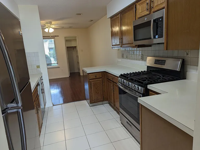 220 Hampshire Dr #220 — Photo 8