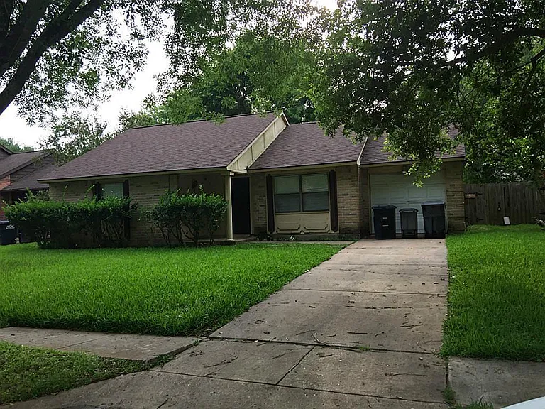 527 Jeff Davis Dr — Photo 1
