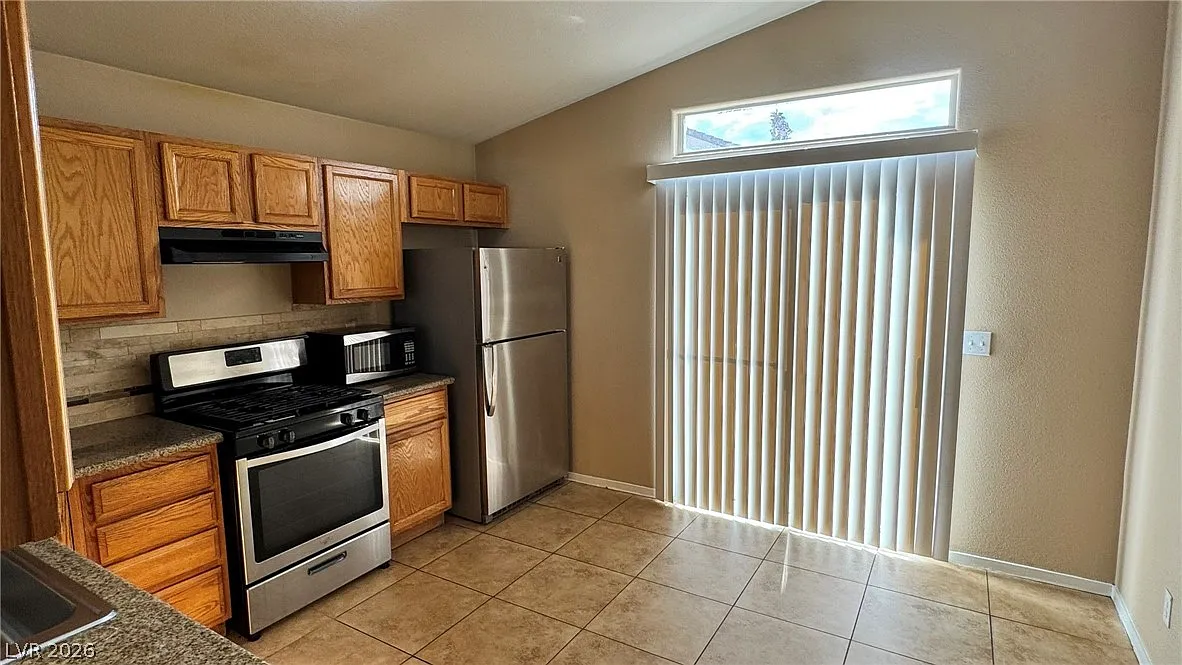 3 bed, 2.0 bath, 1150 sqft, $1,798 — Photo 4