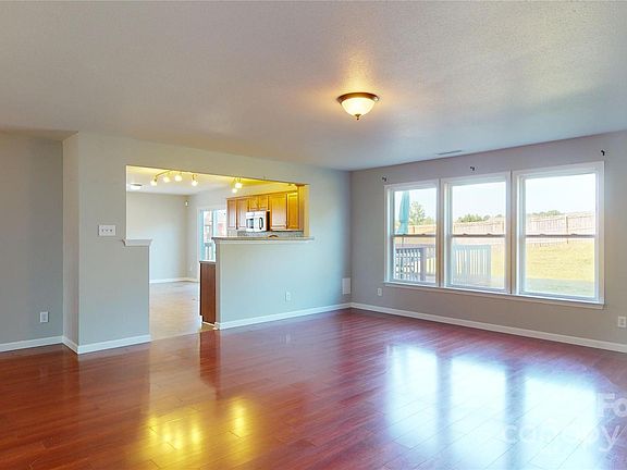 5th image of 325 Farm Springs Dr