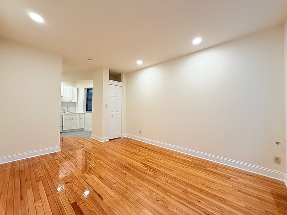 5th image of 316 E 34th St APT 4D