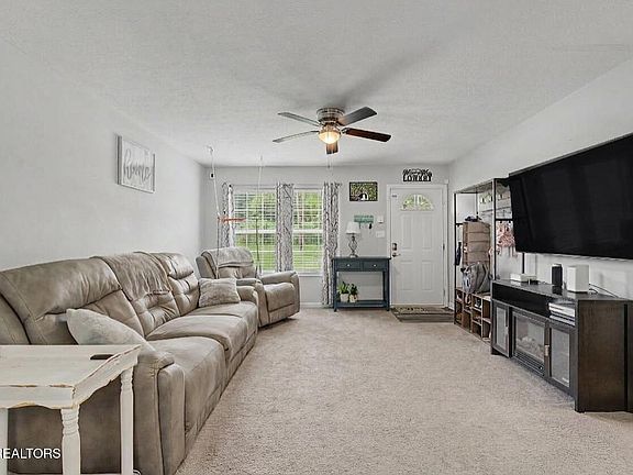 3rd image of 3910 Oakland Dr