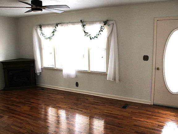 Family Rm w/gas log fireplac