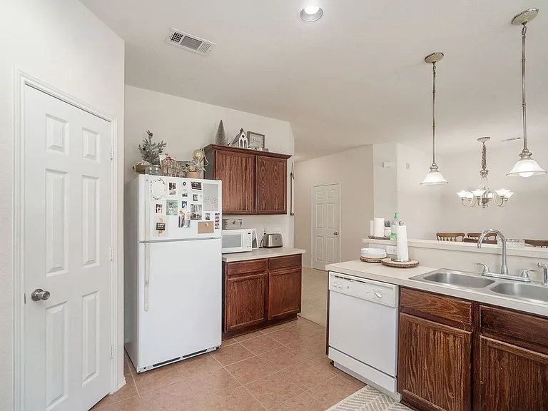 1327 Primrose Dr — Photo 11