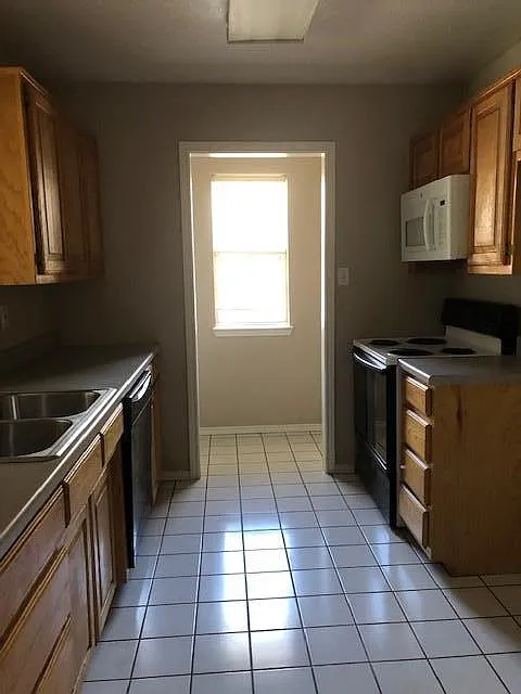 3 bed, $1,295 — Photo 4