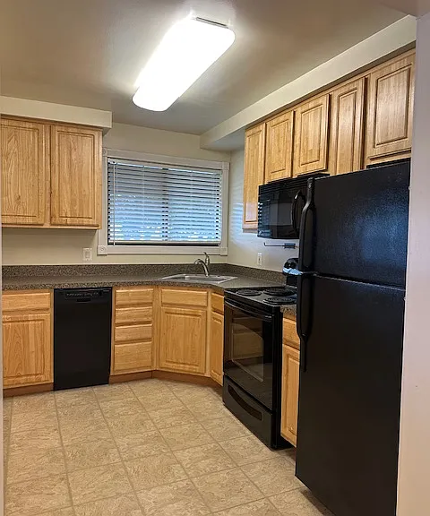 25901 Woodward Ave — Photo 12