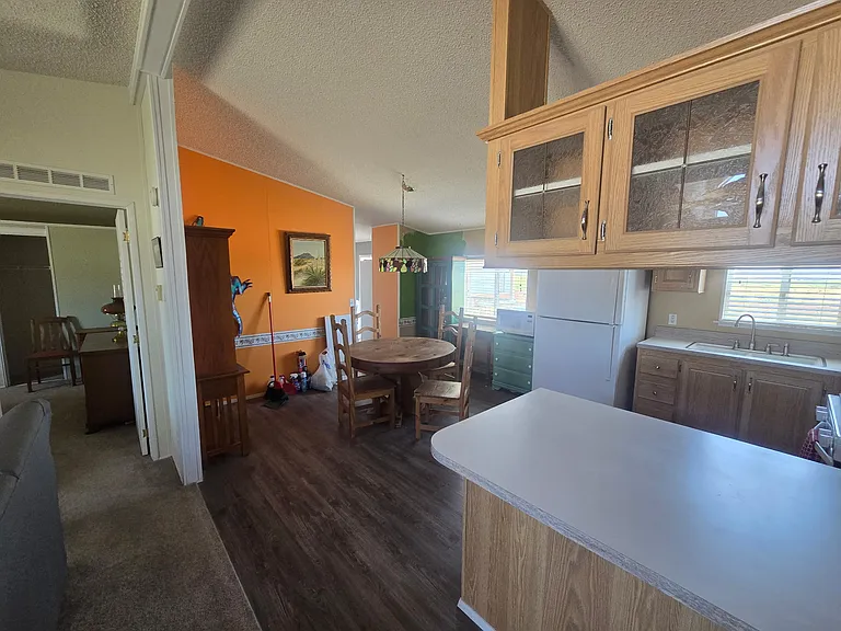 1433 Post Ave — Photo 6