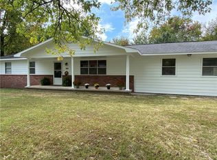 213 Pine Ave, Gentry, AR 72734