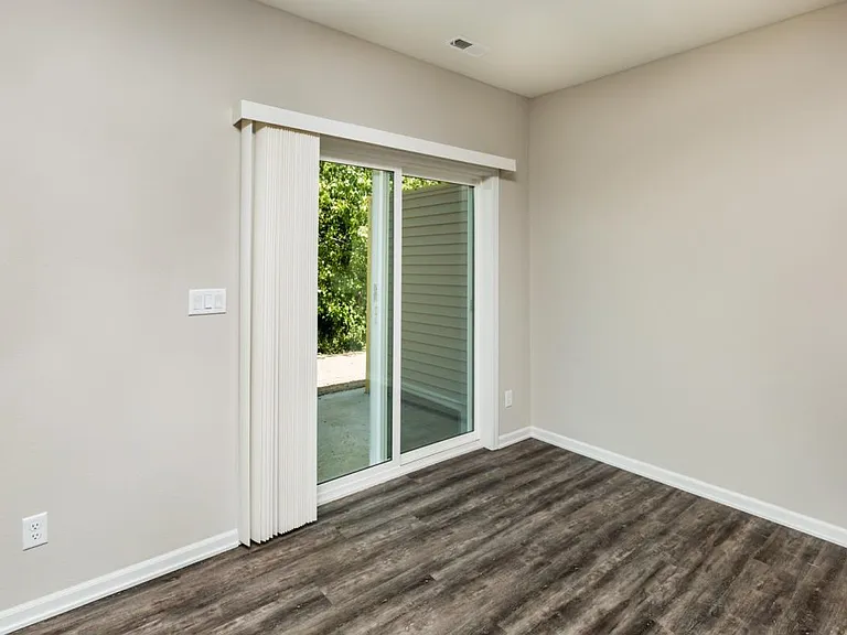 806 SE Crossings Ln — Photo 4