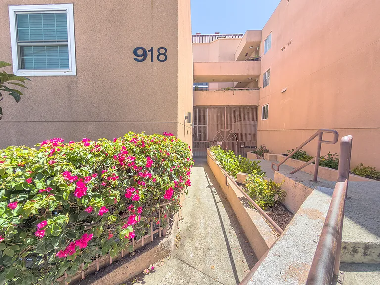 918 W College St #210 — Photo 26