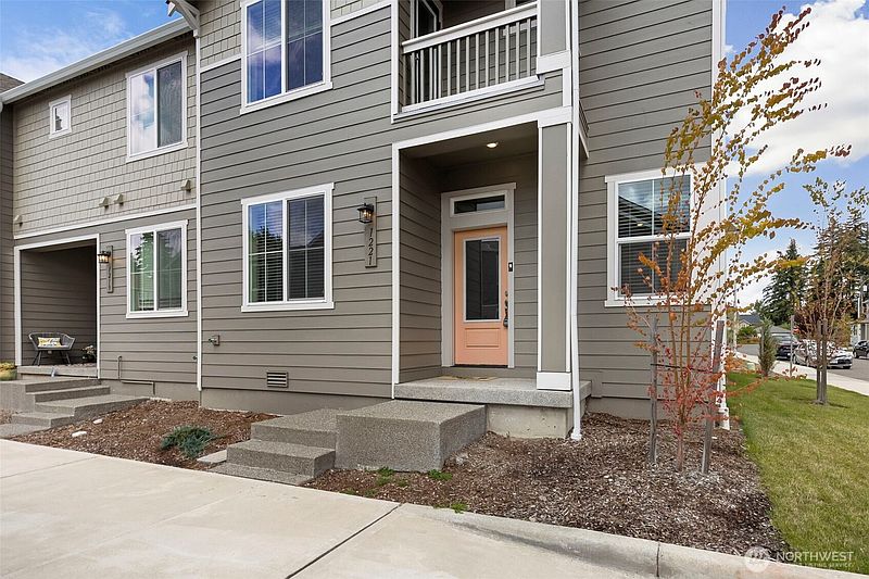3rd image of 1221 E 53rd Street