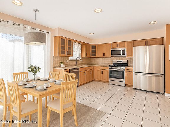 5th image of 538 Leverett Ave