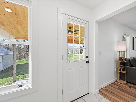 4th image of 590 Glenwood Way