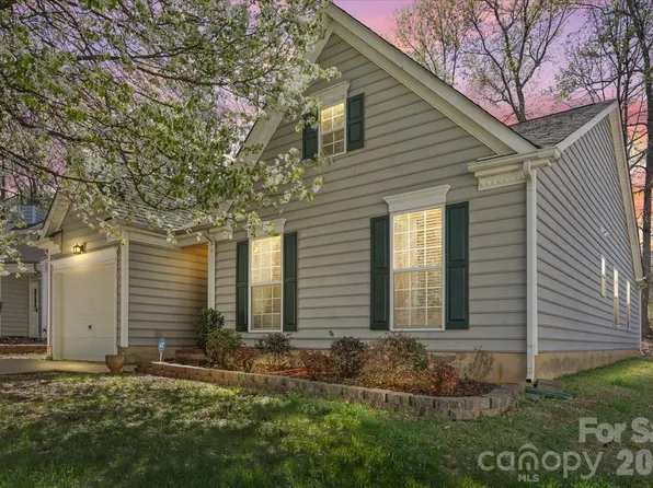 8636 Warwick Crest Ln, Charlotte, NC 28215