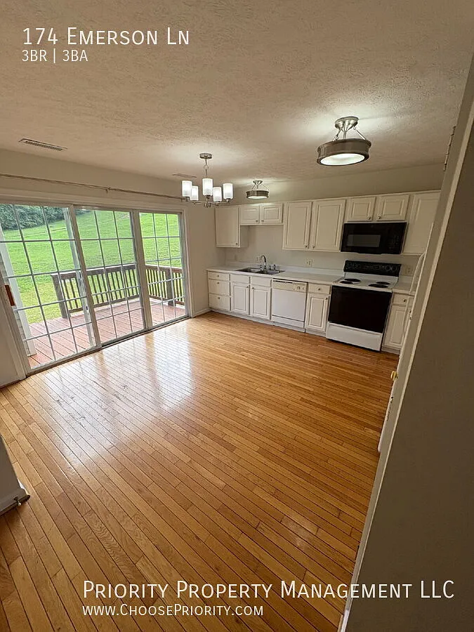 "3-Bedroom Townhouse Retreat in Harrisonburg - Spacious 1320 Sq Ft with 2.5 Baths!" — Photo 4