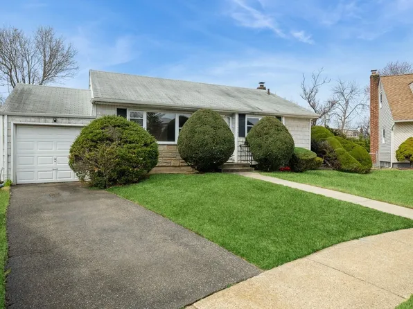 3 Narkin Court, Hicksville, NY 11801