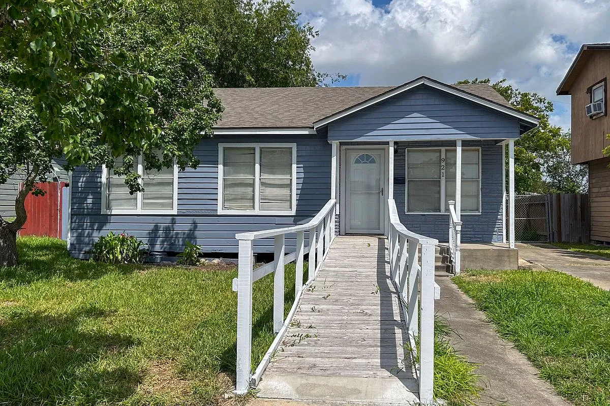 3 bed, 1.0 bath, 1057 sqft, $1,375 — Photo 2