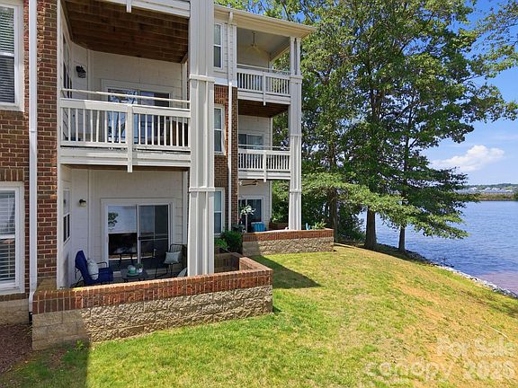 3rd image of 915 Northeast Dr Unit 4