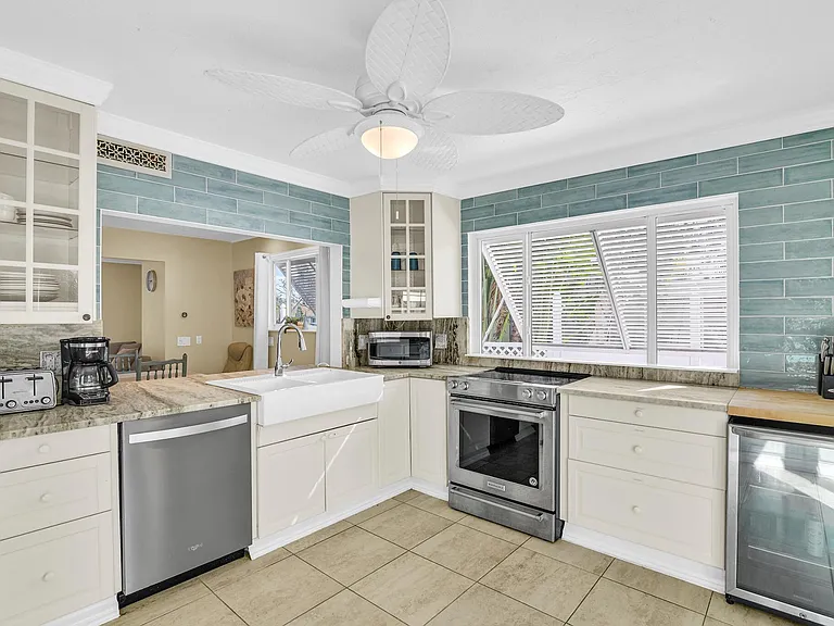 3218 Palm Dr — Photo 4