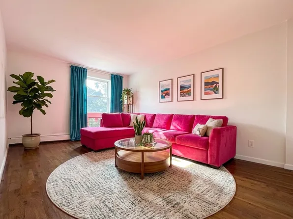 385 Graham Avenue image 1 of 7