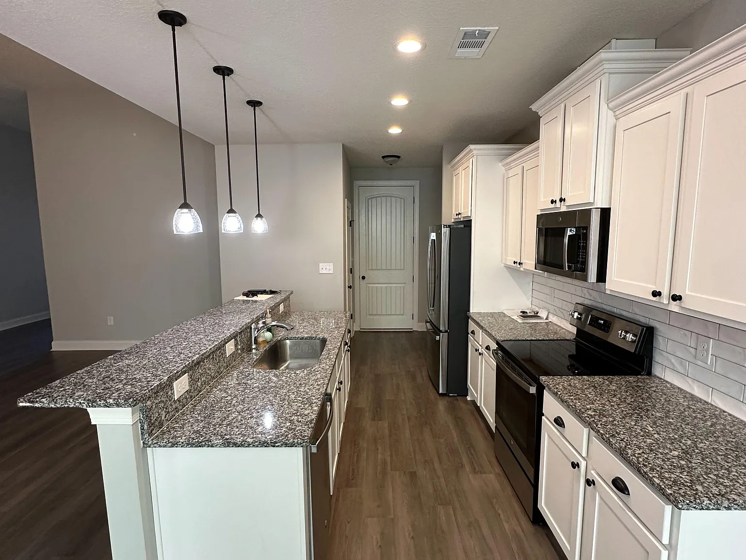4 bed, 3.0 bath, 2245 sqft, $1,252 — Photo 3