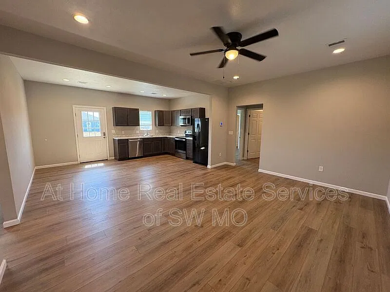 3 bed, 2.0 bath, $1,605 — Photo 2