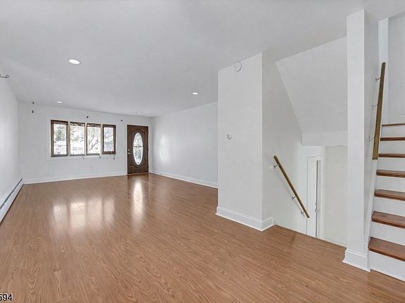 3rd image of 23 Diven St