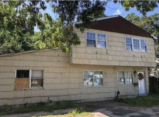 16 Tex Ct, Islip, NY 11751