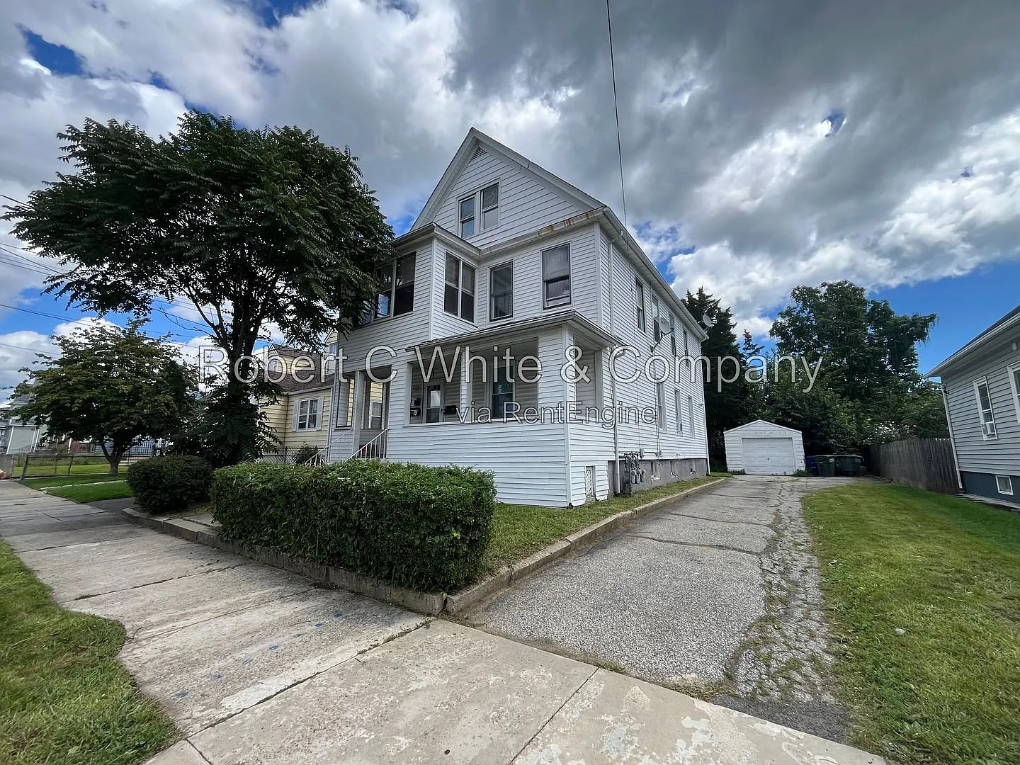 2 bed, 1.0 bath, 900 sqft, $2,040 — Photo 1