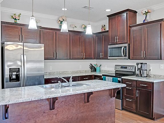 3rd image of 257 Alcott Cir