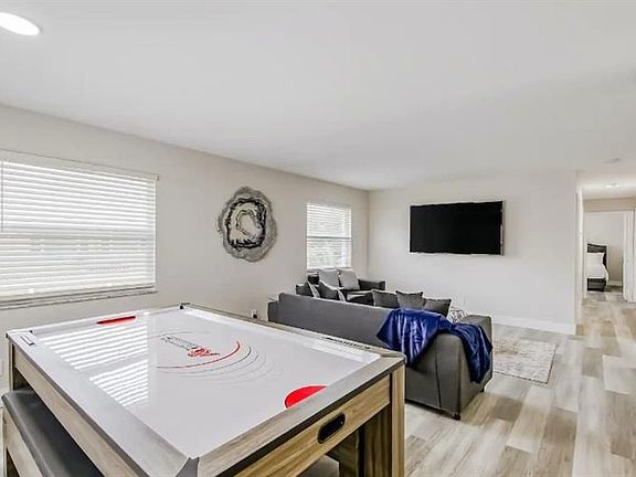 5th image of 112 Claremont Ln