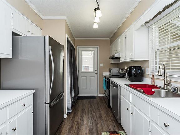4th image of 1023 Carr St