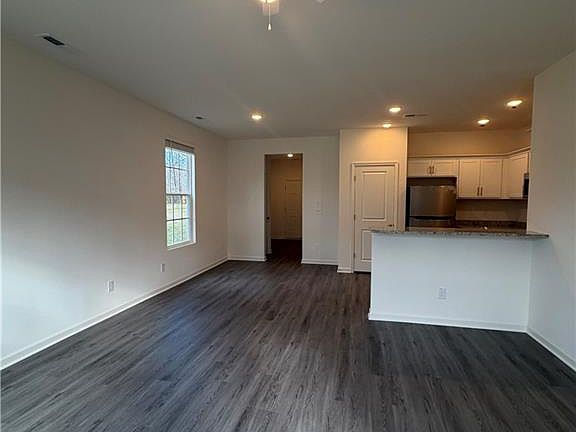 4th image of 3422 Royal Highland Dr