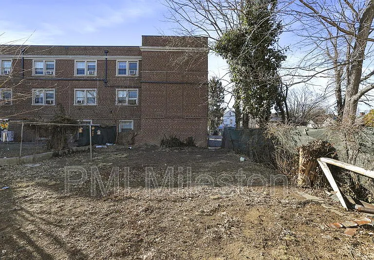 218 N College St — Photo 25