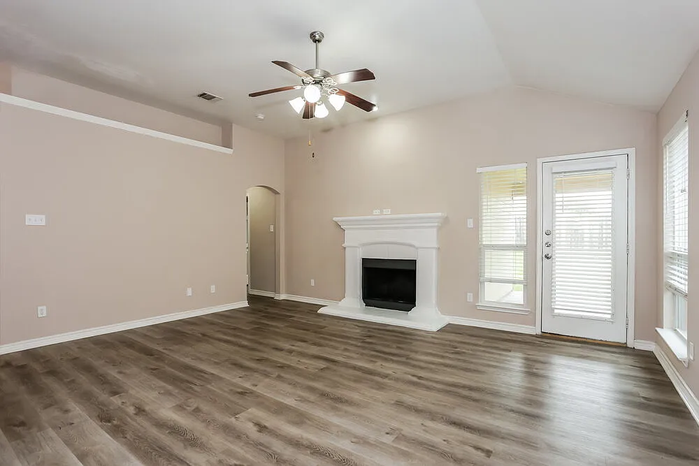 3 bed, 2.0 bath, 1626 sqft, $2,175 — Photo 3