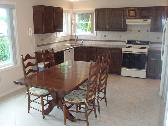 BIG Bright Eat-in-Kitchen