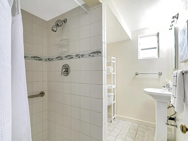 1800 Georgia St #B — Photo 7