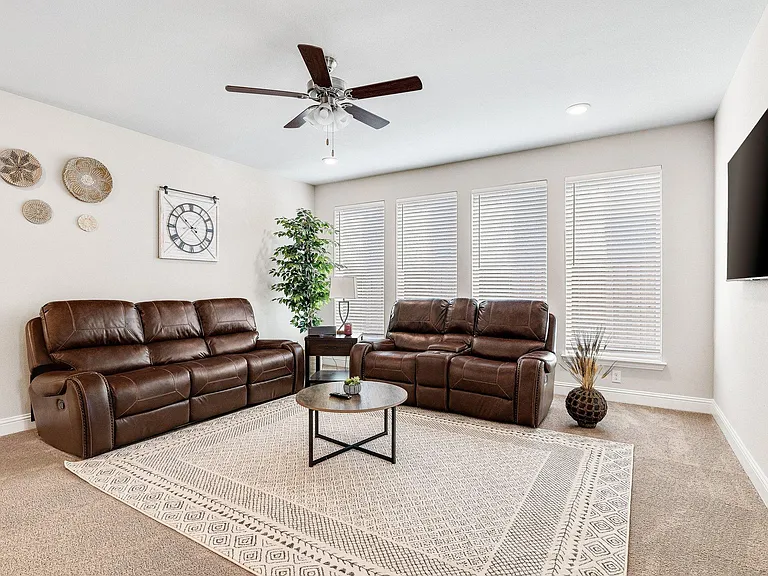 2072 Olivereta Dr — Photo 5