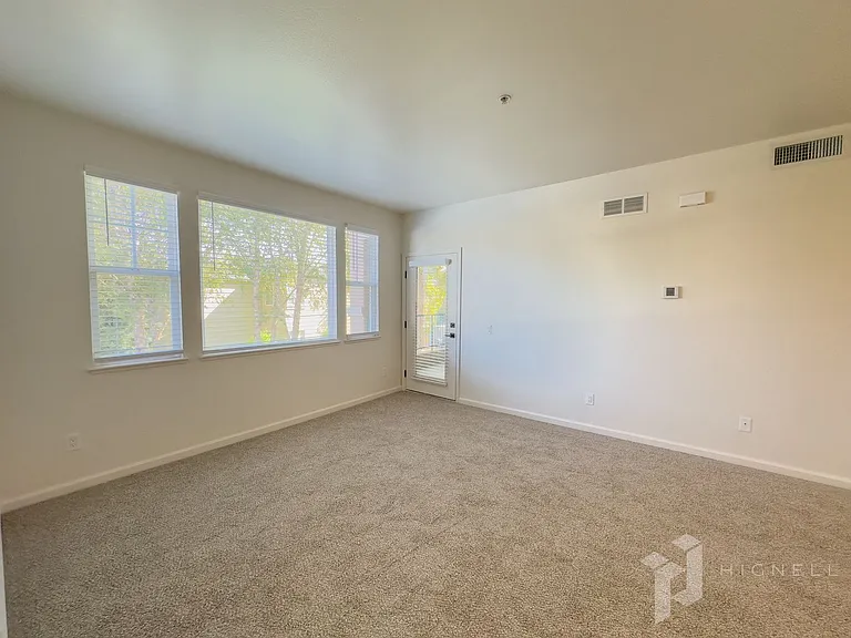 Sterling Oaks Luxury Apartments — Photo 42