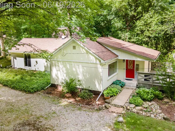 5223 Woodlane Rd, Clarkston, MI 48348