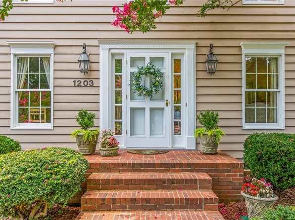 1203 Brookfield Ct, High Point, NC 27262