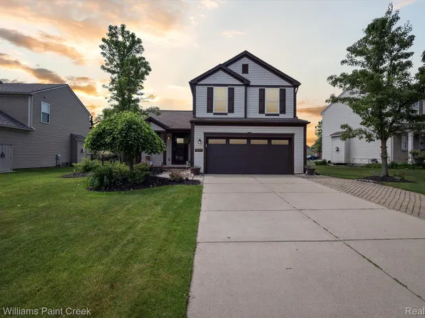 7661 Peninsula Ct, Waterford, MI 48327