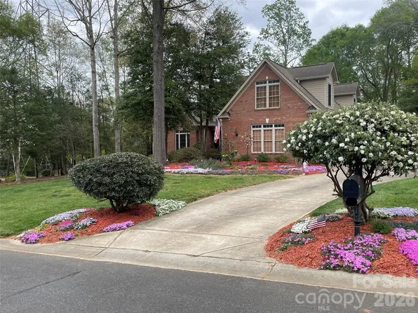 225 Highland Forest Dr, Lake Wylie, SC 29710