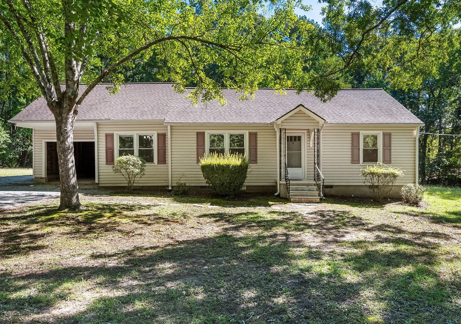 3 Bedroom House on One Acre of Land - Lawn Care Included! — Photo 2