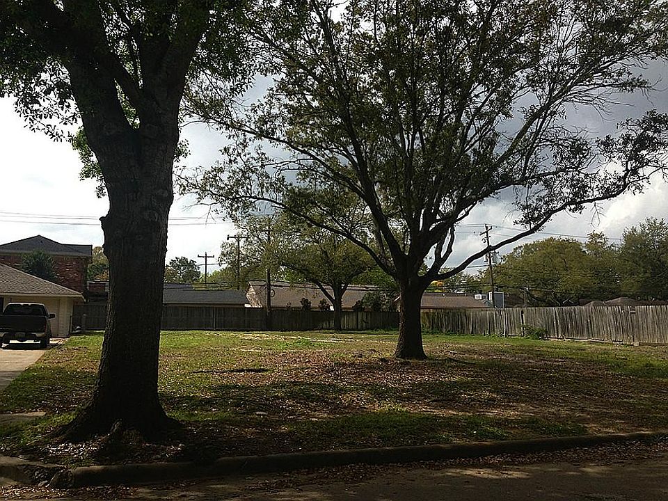 Lot measures at 11275 sf according to appraisal district. Ready for a new custom built home.